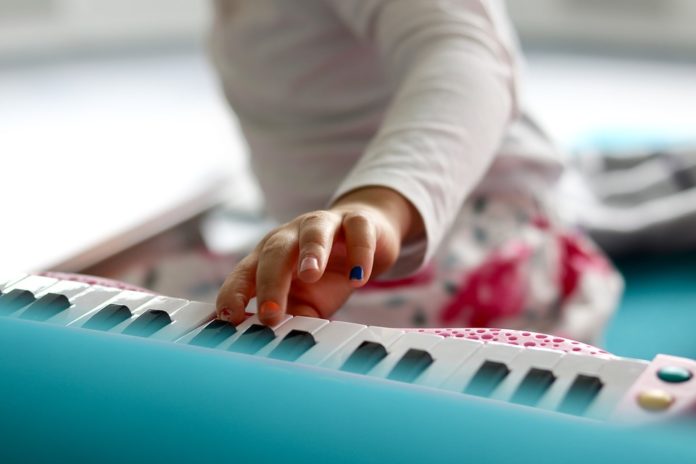 Jak wybrać odpowiednie edukacyjne zabawki muzyczne dla dziecka?